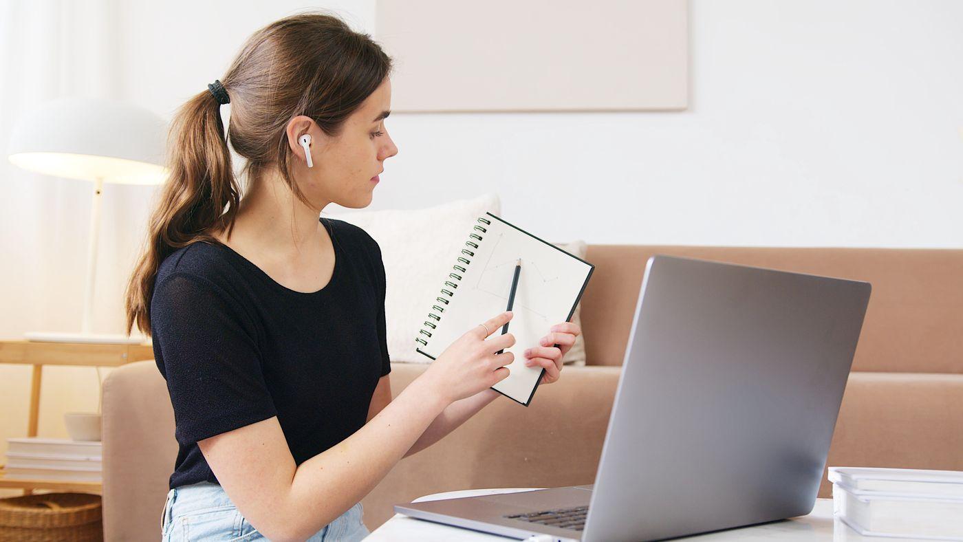 Lernende mit Laptop und Notizen
